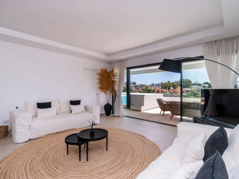 Luxurious apartment in El Campanario Hills, located in a gated community with just 29  units. The property  is near to prestigious golf courses and beaches, with easy access to Marbella and Estepona via the A7.