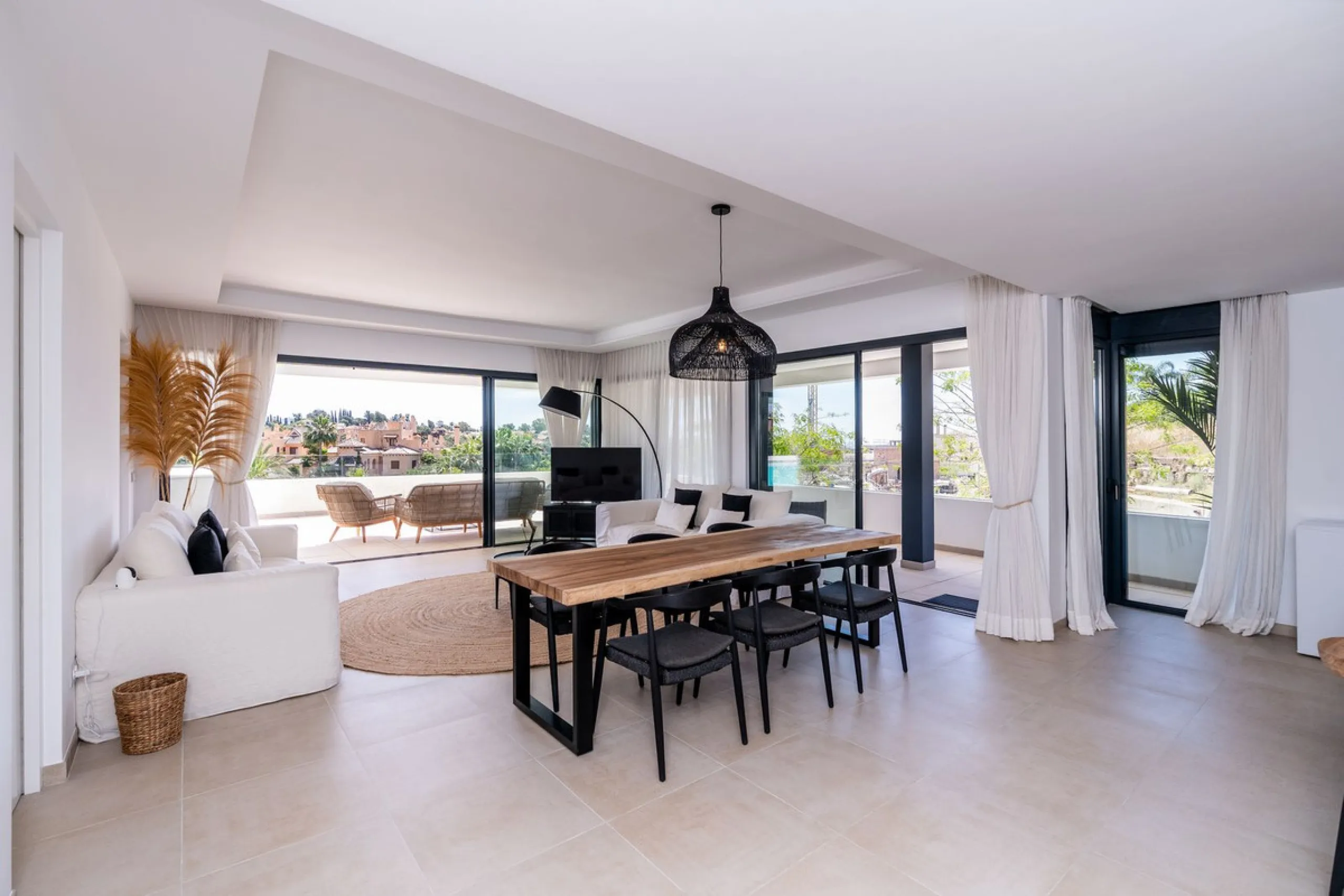 Luxurious apartment in El Campanario Hills, located in a gated community with just 29  units. The property  is near to prestigious golf courses and beaches, with easy access to Marbella and Estepona via the A7.