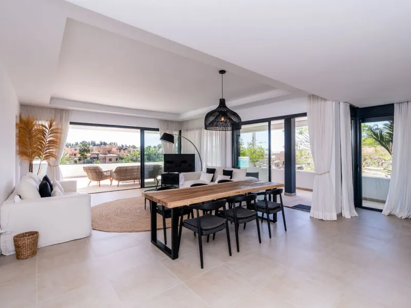 Luxurious apartment in El Campanario Hills, located in a gated community with just 29  units. The property  is near to prestigious golf courses and beaches, with easy access to Marbella and Estepona via the A7.