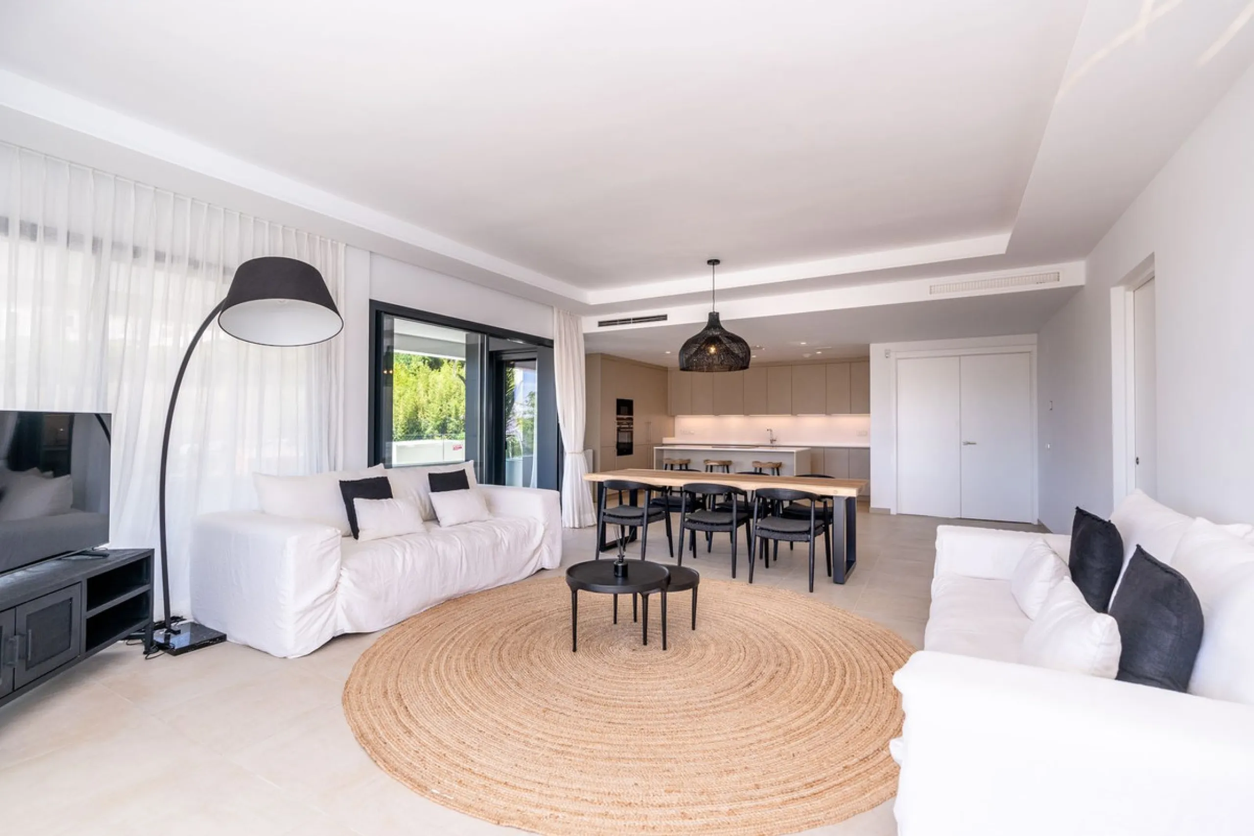 Luxurious apartment in El Campanario Hills, located in a gated community with just 29  units. The property  is near to prestigious golf courses and beaches, with easy access to Marbella and Estepona via the A7.