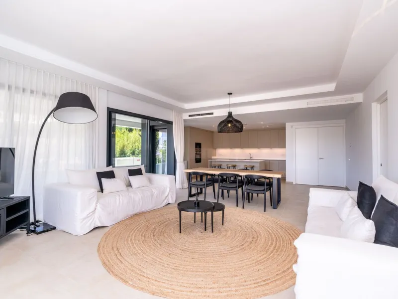Luxurious apartment in El Campanario Hills, located in a gated community with just 29  units. The property  is near to prestigious golf courses and beaches, with easy access to Marbella and Estepona via the A7.