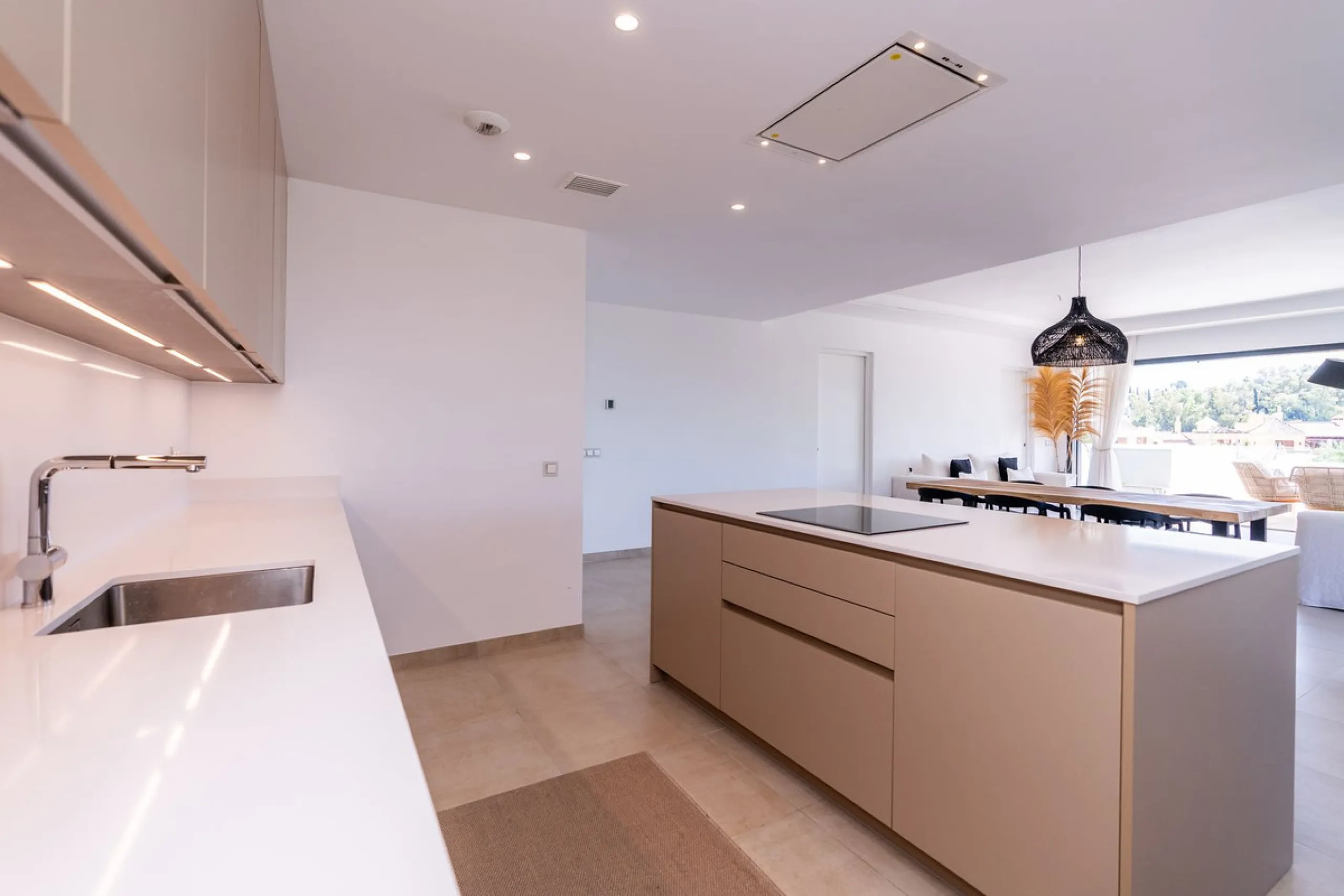 Luxurious apartment in El Campanario Hills, located in a gated community with just 29  units. The property  is near to prestigious golf courses and beaches, with easy access to Marbella and Estepona via the A7.