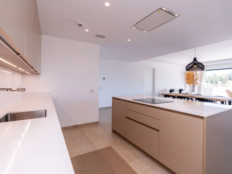 Luxurious apartment in El Campanario Hills, located in a gated community with just 29  units. The property  is near to prestigious golf courses and beaches, with easy access to Marbella and Estepona via the A7.