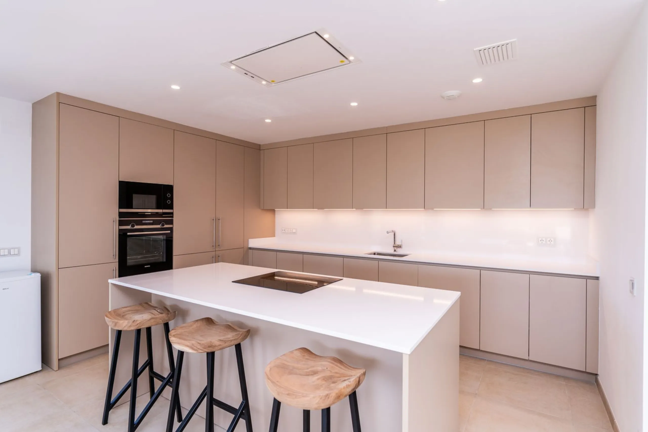 Luxurious apartment in El Campanario Hills, located in a gated community with just 29  units. The property  is near to prestigious golf courses and beaches, with easy access to Marbella and Estepona via the A7.