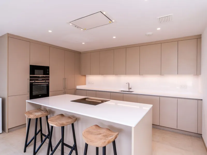 Luxurious apartment in El Campanario Hills, located in a gated community with just 29  units. The property  is near to prestigious golf courses and beaches, with easy access to Marbella and Estepona via the A7.
