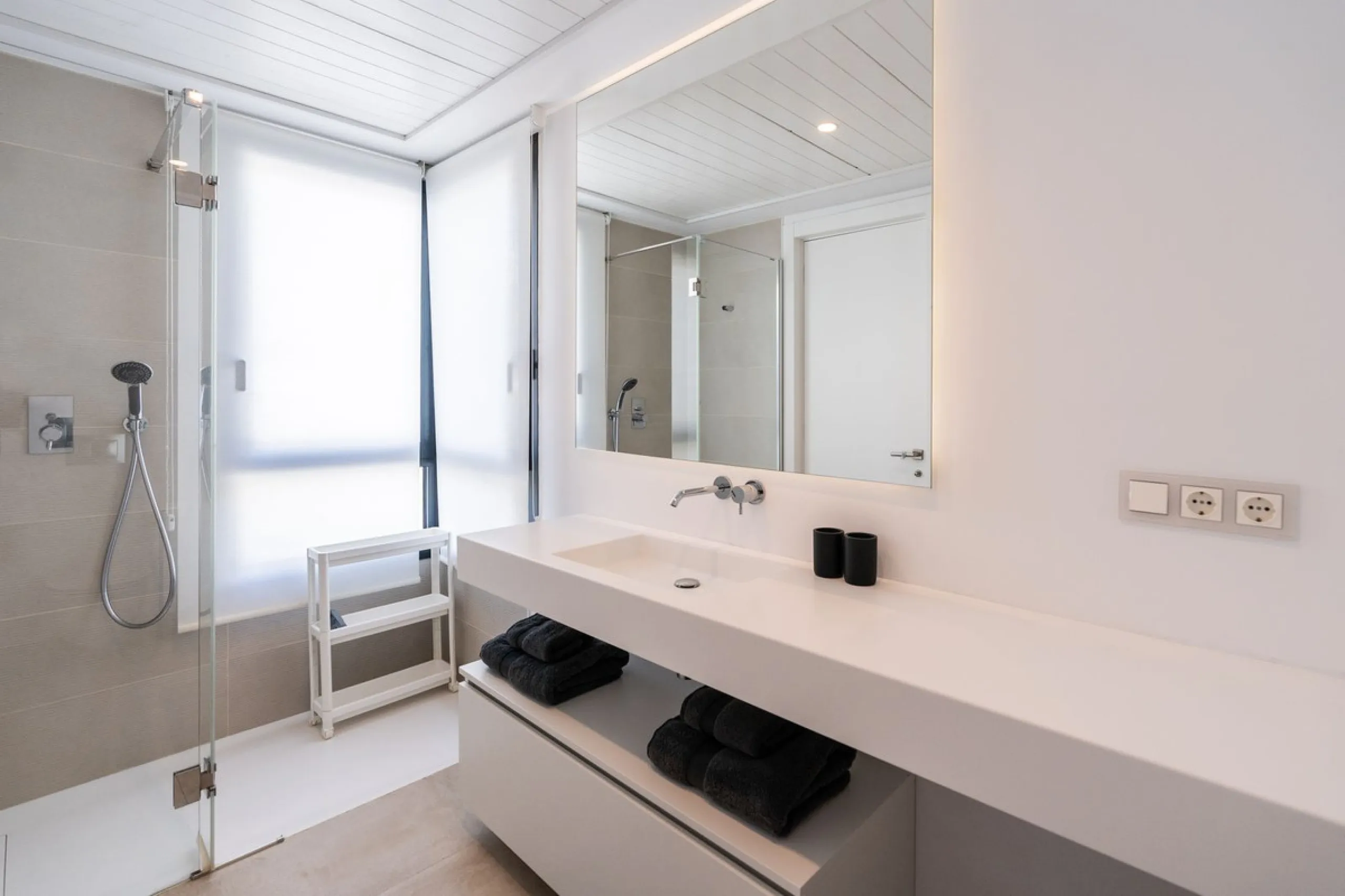 Luxurious apartment in El Campanario Hills, located in a gated community with just 29  units. The property  is near to prestigious golf courses and beaches, with easy access to Marbella and Estepona via the A7.