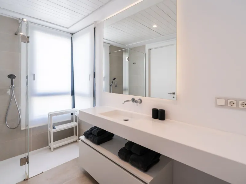 Luxurious apartment in El Campanario Hills, located in a gated community with just 29  units. The property  is near to prestigious golf courses and beaches, with easy access to Marbella and Estepona via the A7.