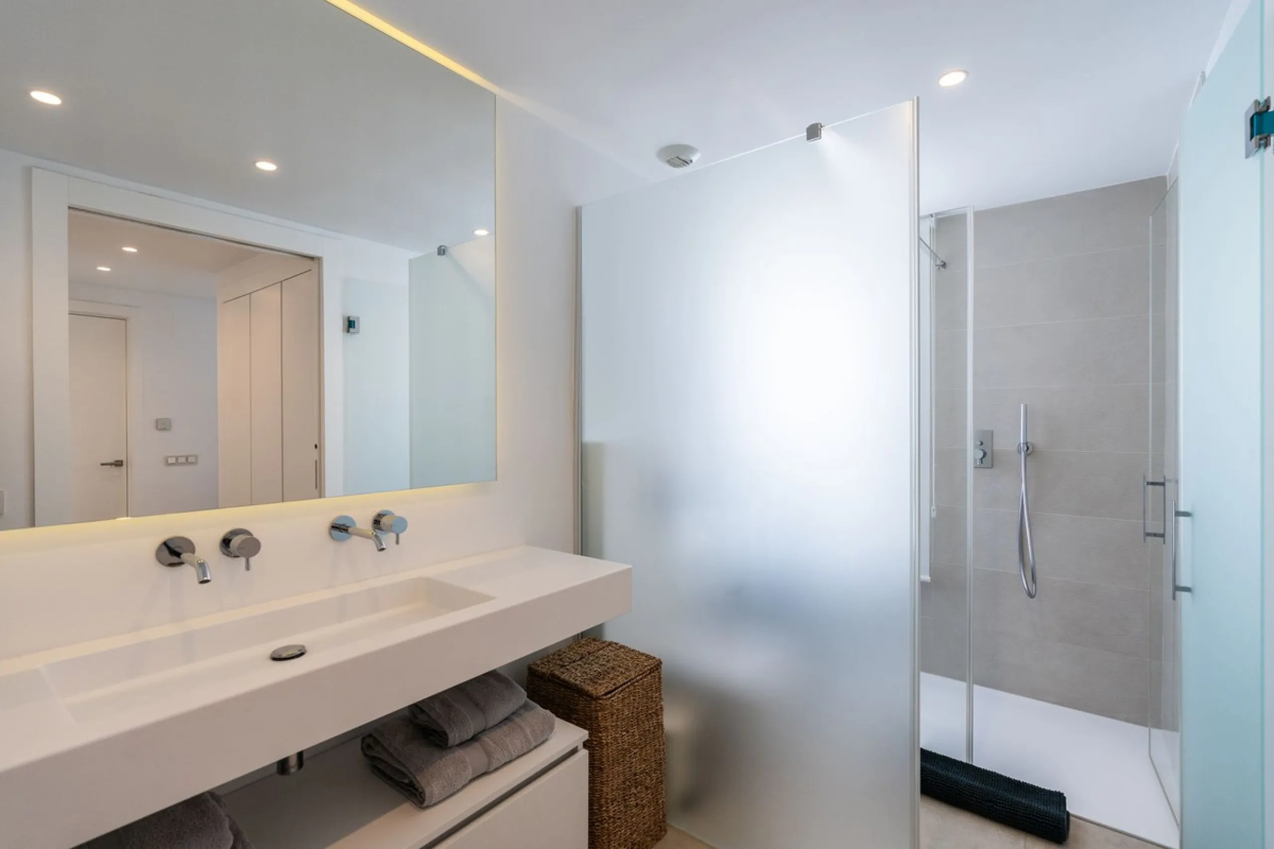 Luxurious apartment in El Campanario Hills, located in a gated community with just 29  units. The property  is near to prestigious golf courses and beaches, with easy access to Marbella and Estepona via the A7.
