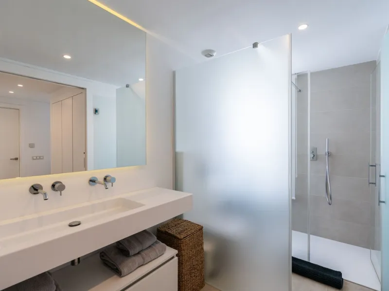 Luxurious apartment in El Campanario Hills, located in a gated community with just 29  units. The property  is near to prestigious golf courses and beaches, with easy access to Marbella and Estepona via the A7.