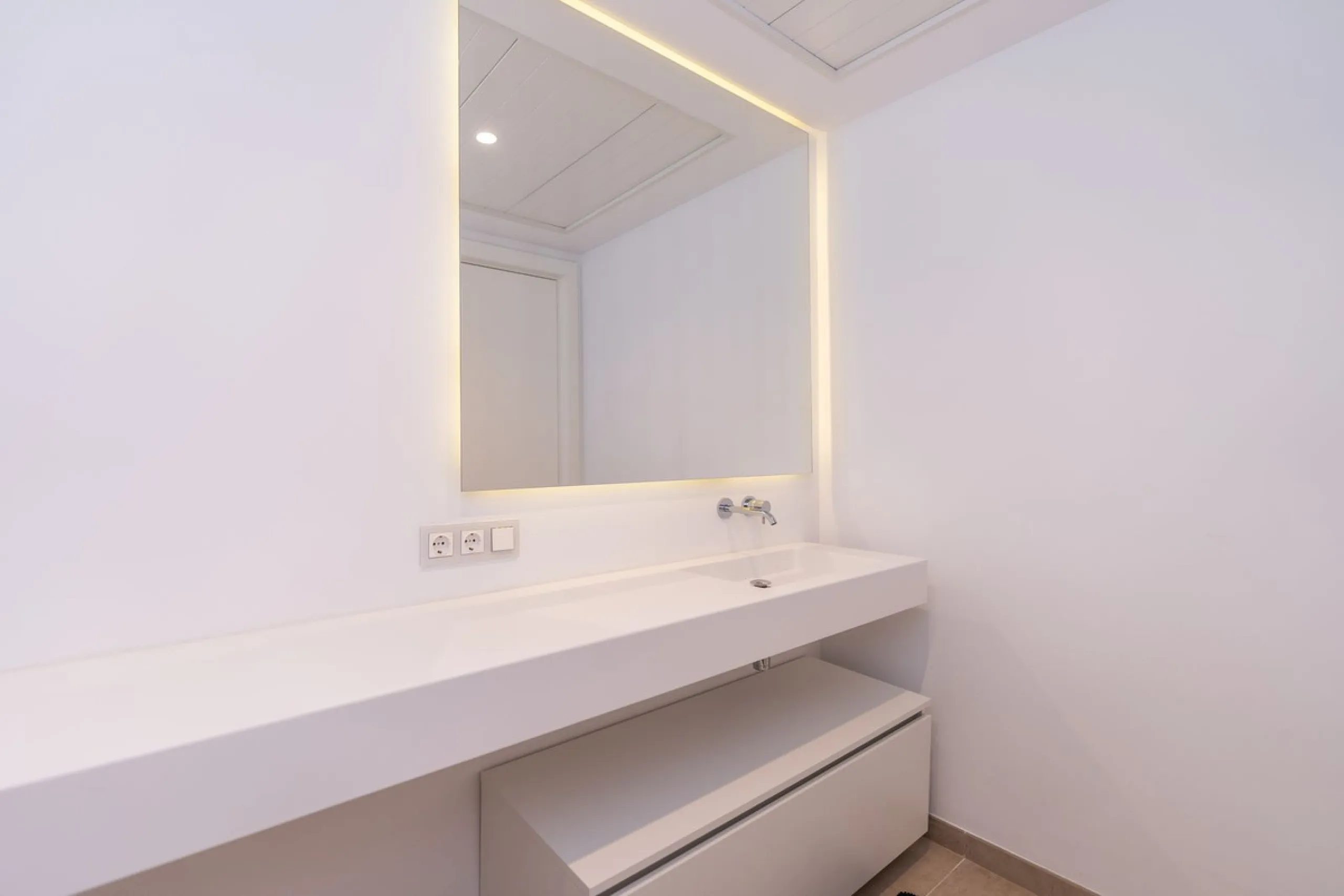 Luxurious apartment in El Campanario Hills, located in a gated community with just 29  units. The property  is near to prestigious golf courses and beaches, with easy access to Marbella and Estepona via the A7.