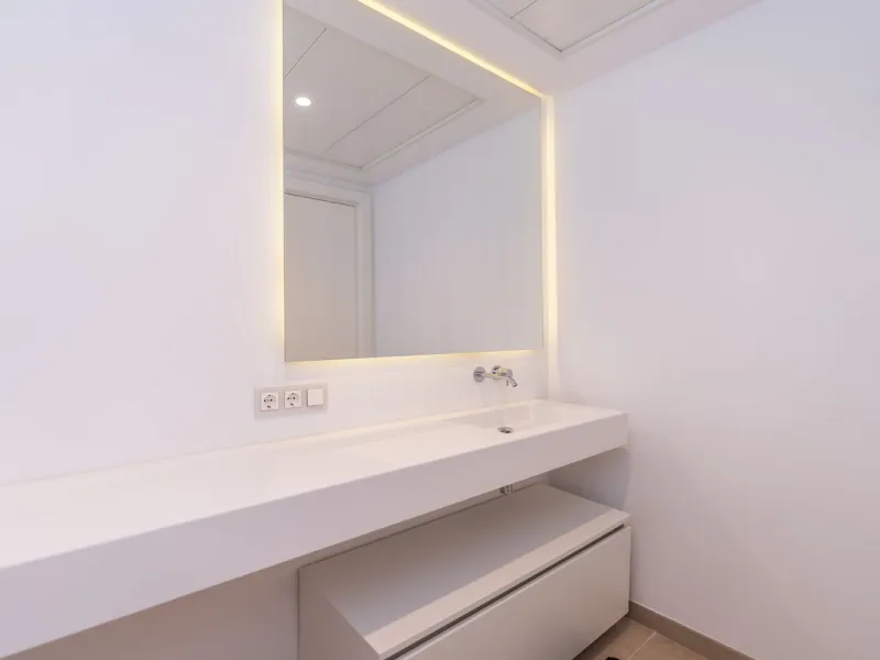 Luxurious apartment in El Campanario Hills, located in a gated community with just 29  units. The property  is near to prestigious golf courses and beaches, with easy access to Marbella and Estepona via the A7.