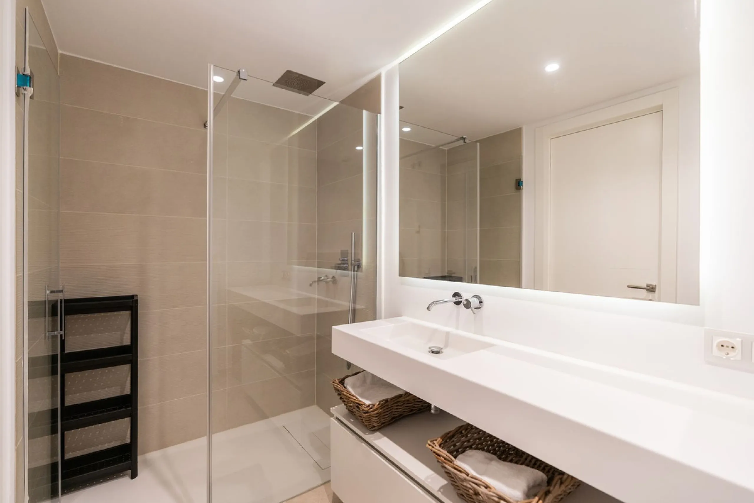 Luxurious apartment in El Campanario Hills, located in a gated community with just 29  units. The property  is near to prestigious golf courses and beaches, with easy access to Marbella and Estepona via the A7.