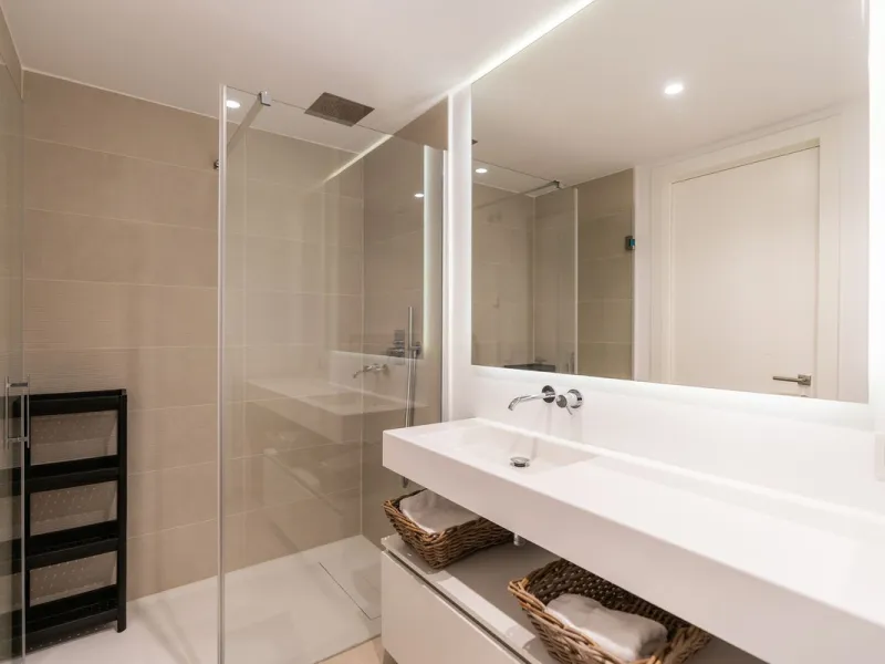 Luxurious apartment in El Campanario Hills, located in a gated community with just 29  units. The property  is near to prestigious golf courses and beaches, with easy access to Marbella and Estepona via the A7.