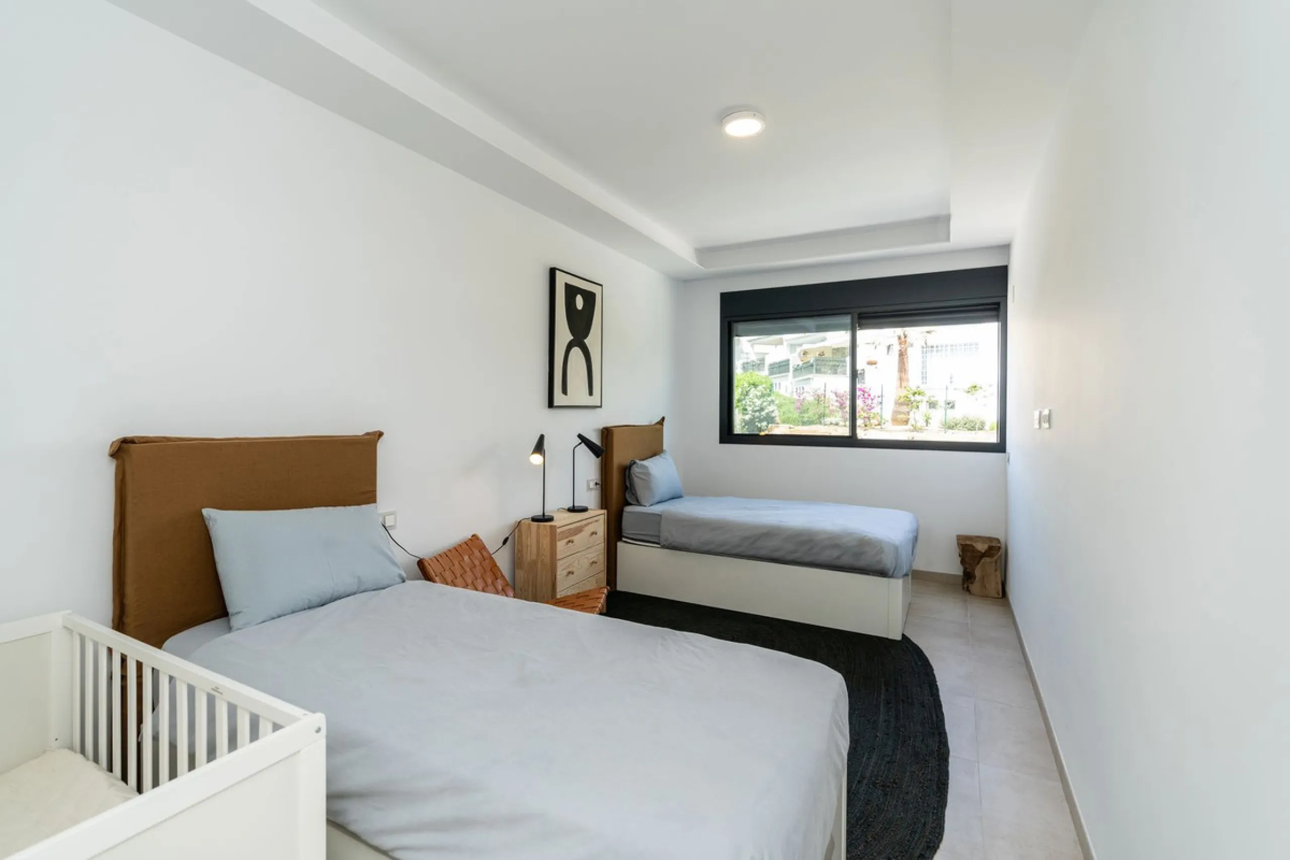 Luxurious apartment in El Campanario Hills, located in a gated community with just 29  units. The property  is near to prestigious golf courses and beaches, with easy access to Marbella and Estepona via the A7.