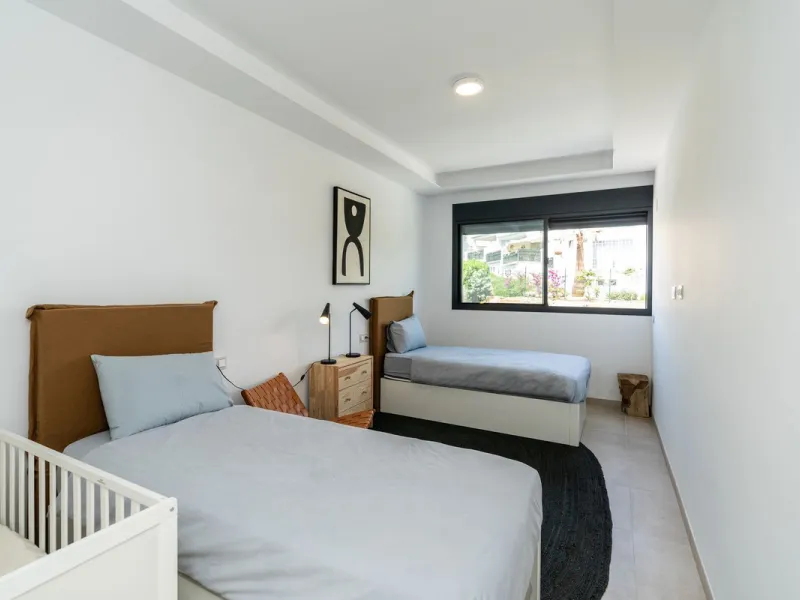 Luxurious apartment in El Campanario Hills, located in a gated community with just 29  units. The property  is near to prestigious golf courses and beaches, with easy access to Marbella and Estepona via the A7.