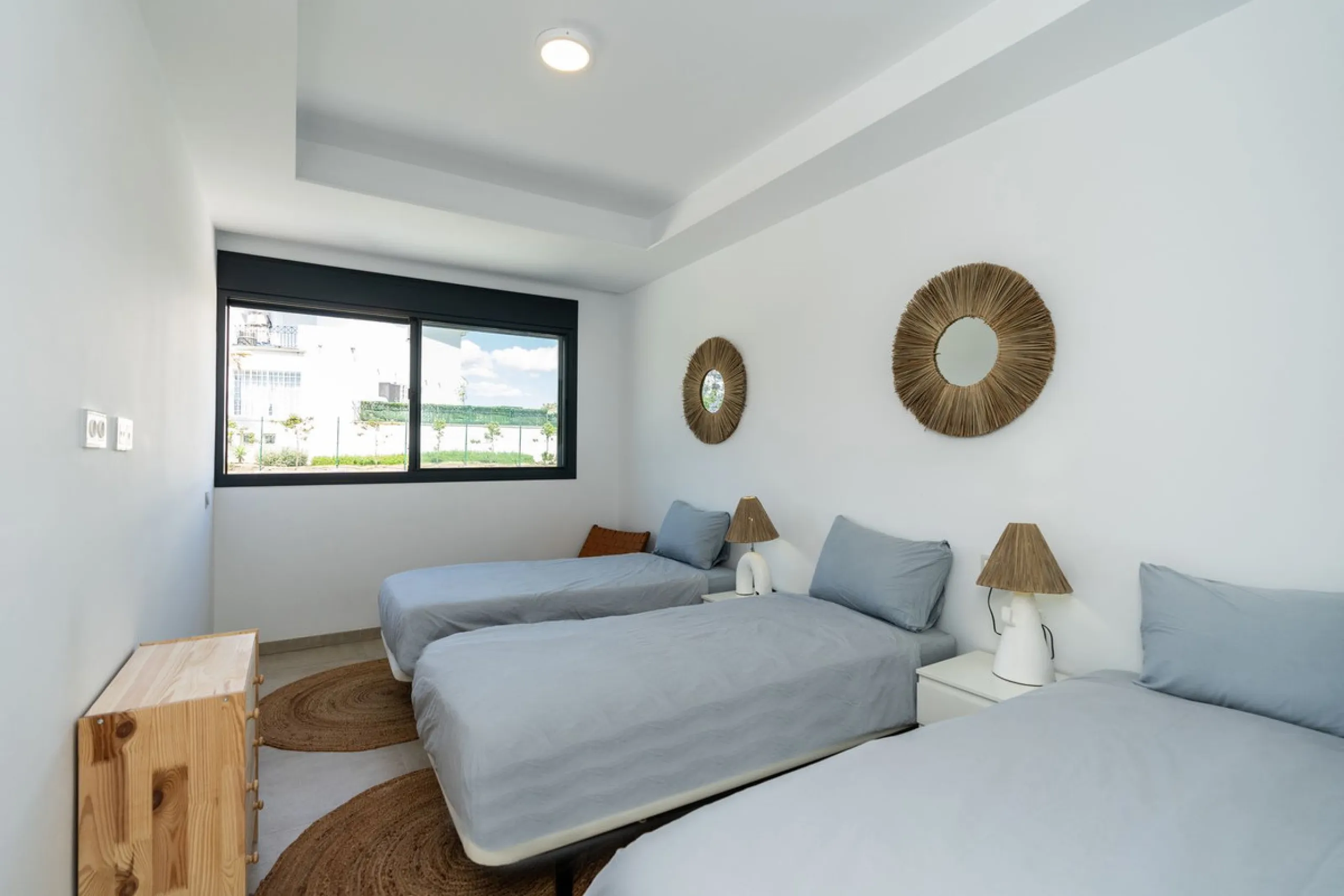 Luxurious apartment in El Campanario Hills, located in a gated community with just 29  units. The property  is near to prestigious golf courses and beaches, with easy access to Marbella and Estepona via the A7.