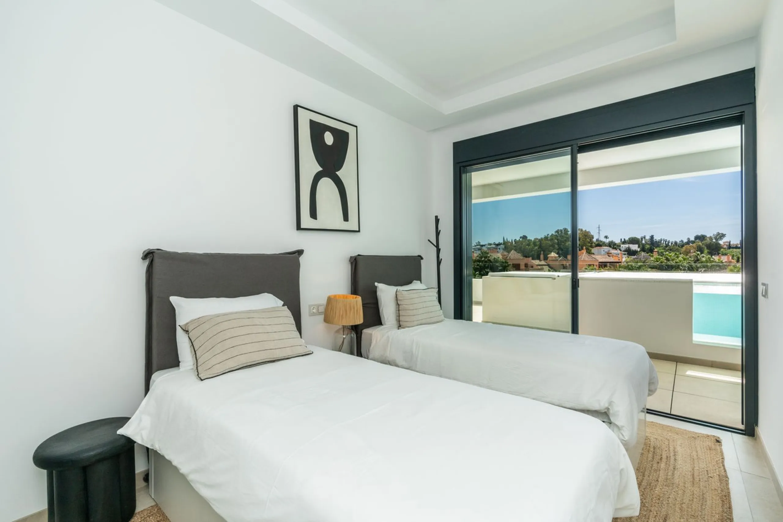 Luxurious apartment in El Campanario Hills, located in a gated community with just 29  units. The property  is near to prestigious golf courses and beaches, with easy access to Marbella and Estepona via the A7.