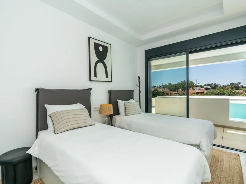 Luxurious apartment in El Campanario Hills, located in a gated community with just 29  units. The property  is near to prestigious golf courses and beaches, with easy access to Marbella and Estepona via the A7.