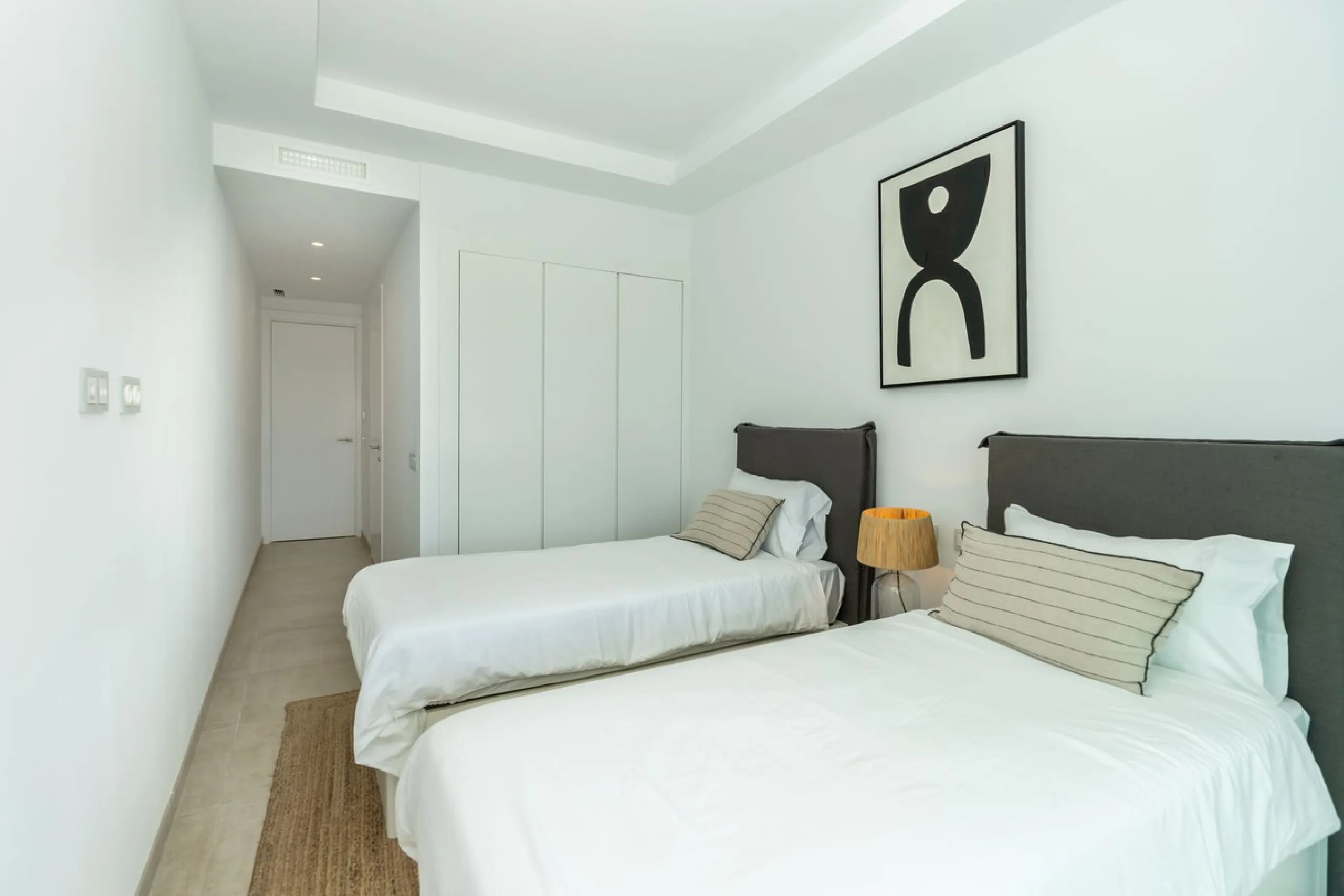 Luxurious apartment in El Campanario Hills, located in a gated community with just 29  units. The property  is near to prestigious golf courses and beaches, with easy access to Marbella and Estepona via the A7.