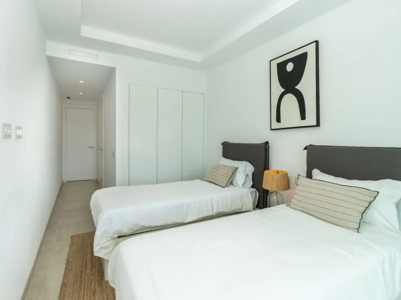 Luxurious apartment in El Campanario Hills, located in a gated community with just 29  units. The property  is near to prestigious golf courses and beaches, with easy access to Marbella and Estepona via the A7.