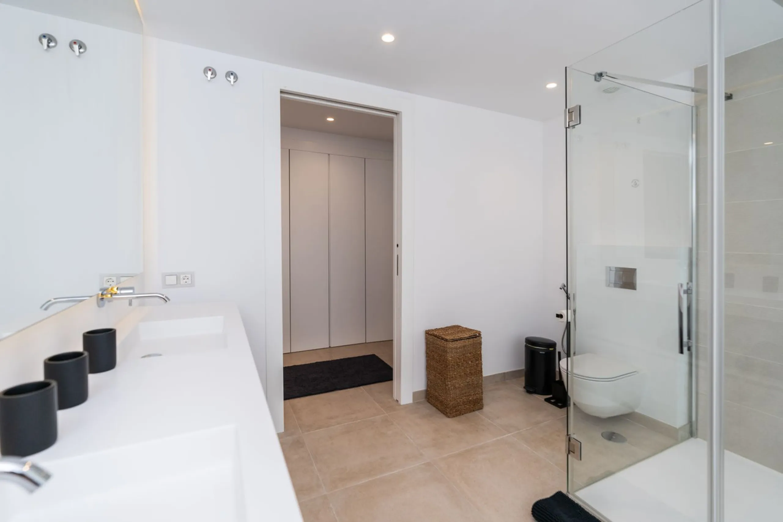 Luxurious apartment in El Campanario Hills, located in a gated community with just 29  units. The property  is near to prestigious golf courses and beaches, with easy access to Marbella and Estepona via the A7.