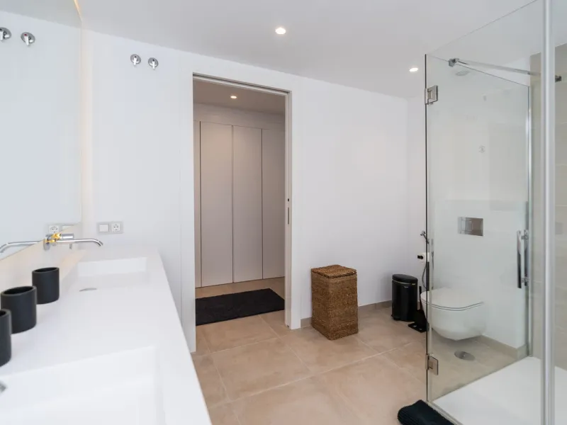Luxurious apartment in El Campanario Hills, located in a gated community with just 29  units. The property  is near to prestigious golf courses and beaches, with easy access to Marbella and Estepona via the A7.