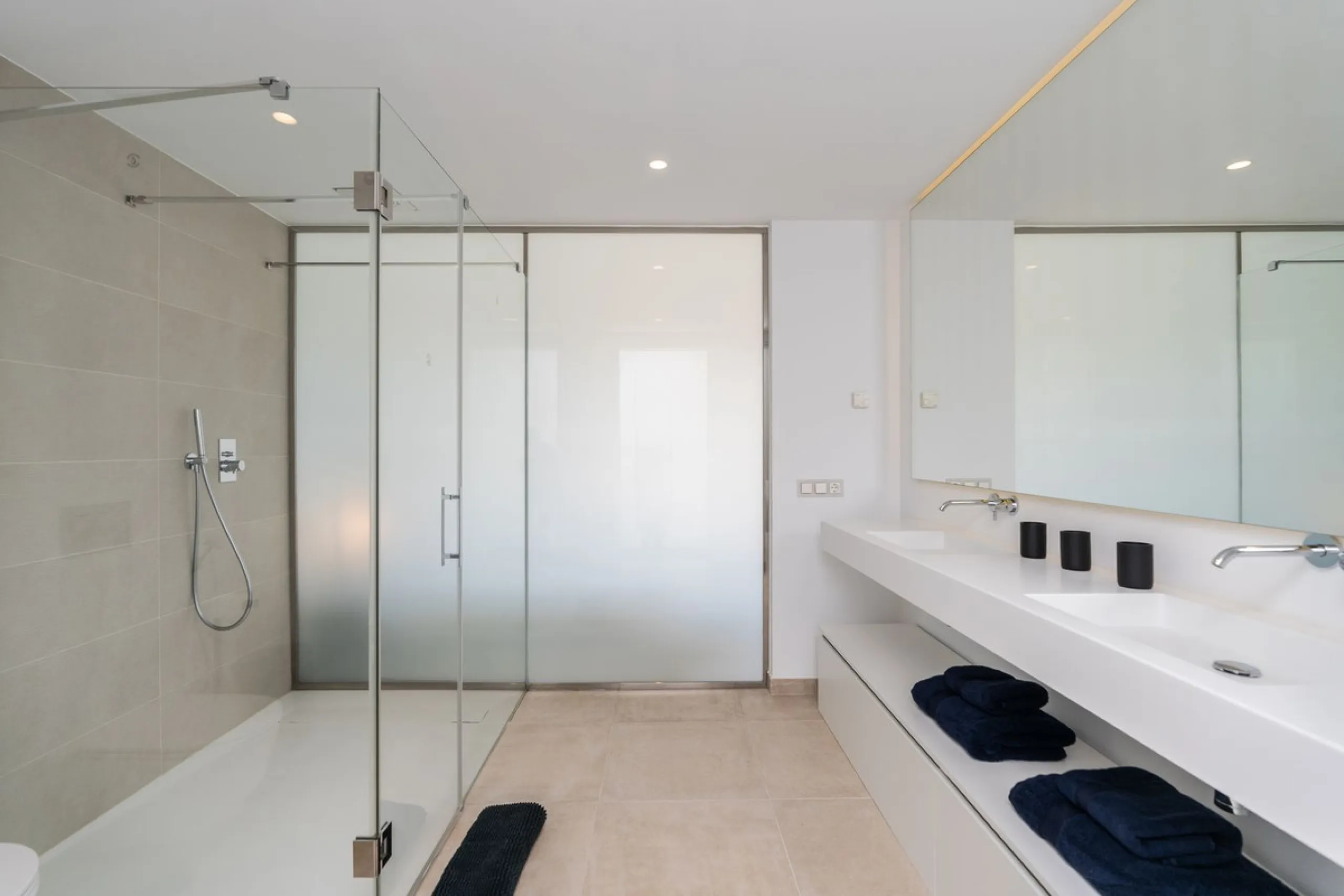 Luxurious apartment in El Campanario Hills, located in a gated community with just 29  units. The property  is near to prestigious golf courses and beaches, with easy access to Marbella and Estepona via the A7.