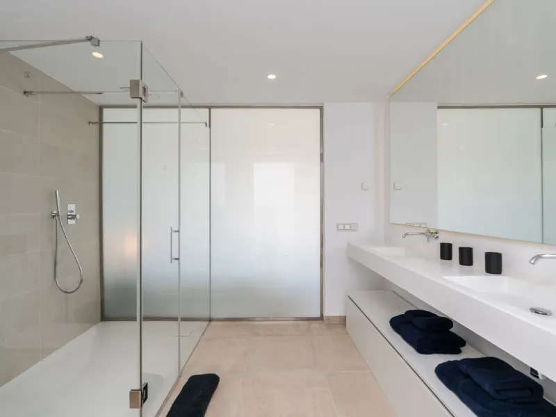 Luxurious apartment in El Campanario Hills, located in a gated community with just 29  units. The property  is near to prestigious golf courses and beaches, with easy access to Marbella and Estepona via the A7.