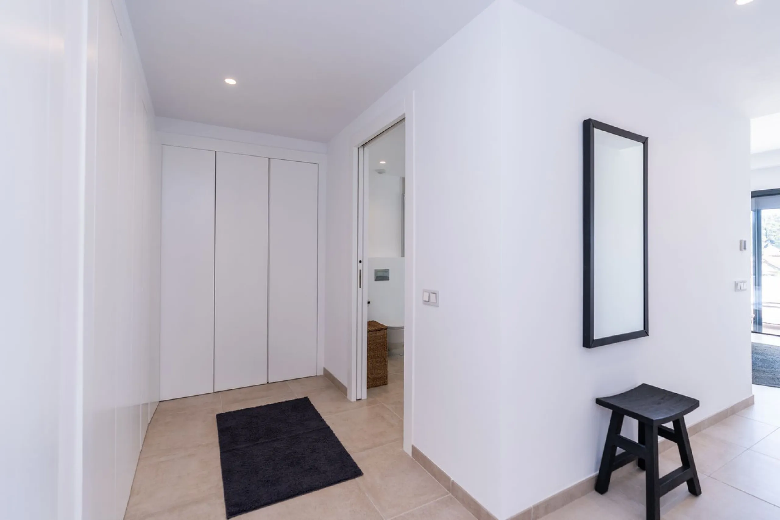 Luxurious apartment in El Campanario Hills, located in a gated community with just 29  units. The property  is near to prestigious golf courses and beaches, with easy access to Marbella and Estepona via the A7.