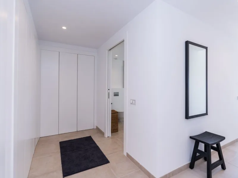 Luxurious apartment in El Campanario Hills, located in a gated community with just 29  units. The property  is near to prestigious golf courses and beaches, with easy access to Marbella and Estepona via the A7.