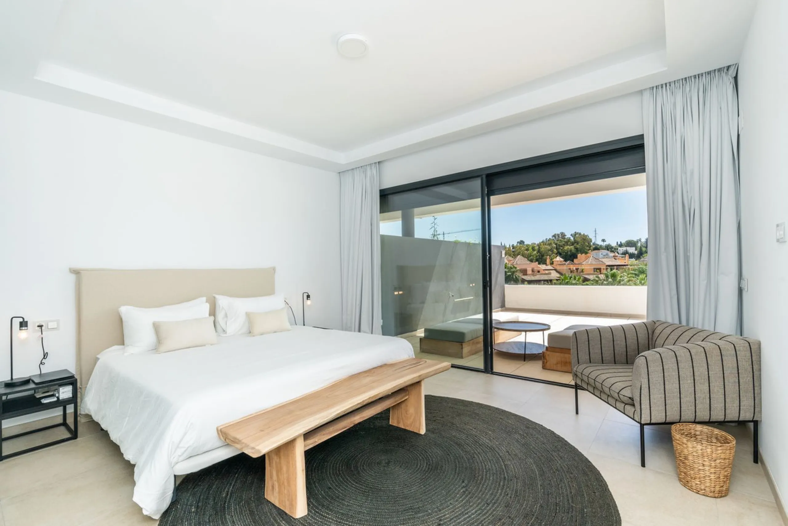 Luxurious apartment in El Campanario Hills, located in a gated community with just 29  units. The property  is near to prestigious golf courses and beaches, with easy access to Marbella and Estepona via the A7.