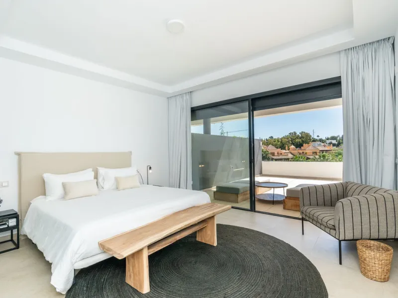Luxurious apartment in El Campanario Hills, located in a gated community with just 29  units. The property  is near to prestigious golf courses and beaches, with easy access to Marbella and Estepona via the A7.