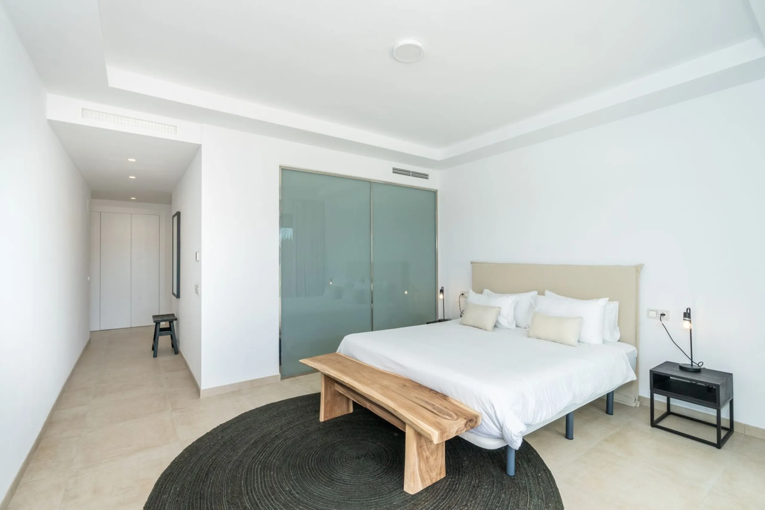 Luxurious apartment in El Campanario Hills, located in a gated community with just 29  units. The property  is near to prestigious golf courses and beaches, with easy access to Marbella and Estepona via the A7.