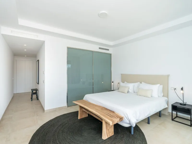 Luxurious apartment in El Campanario Hills, located in a gated community with just 29  units. The property  is near to prestigious golf courses and beaches, with easy access to Marbella and Estepona via the A7.
