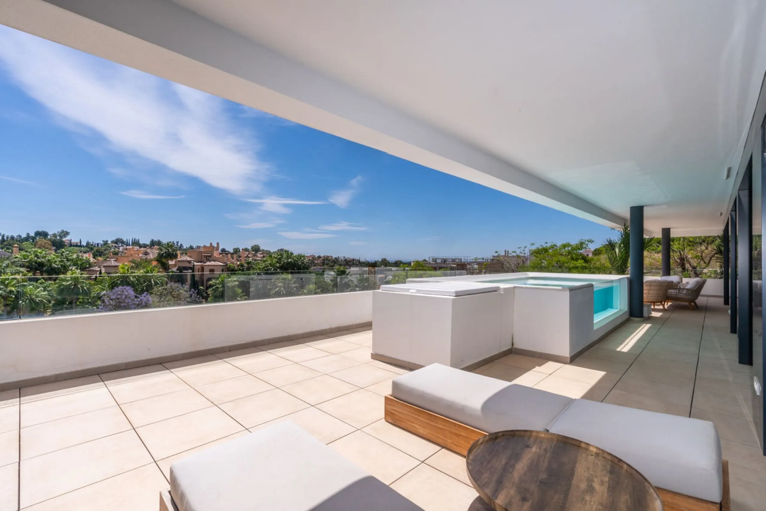 Luxurious apartment in El Campanario Hills, located in a gated community with just 29  units. The property  is near to prestigious golf courses and beaches, with easy access to Marbella and Estepona via the A7.