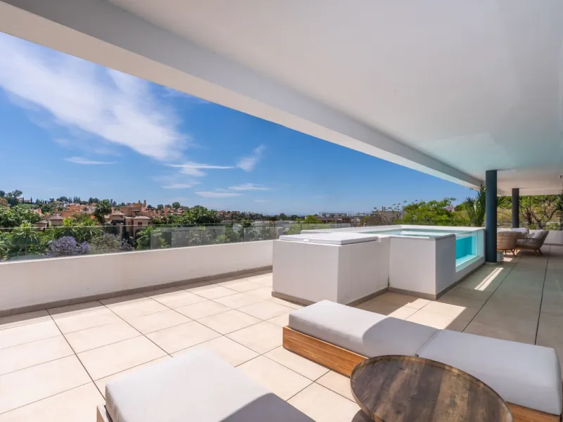Luxurious apartment in El Campanario Hills, located in a gated community with just 29  units. The property  is near to prestigious golf courses and beaches, with easy access to Marbella and Estepona via the A7.