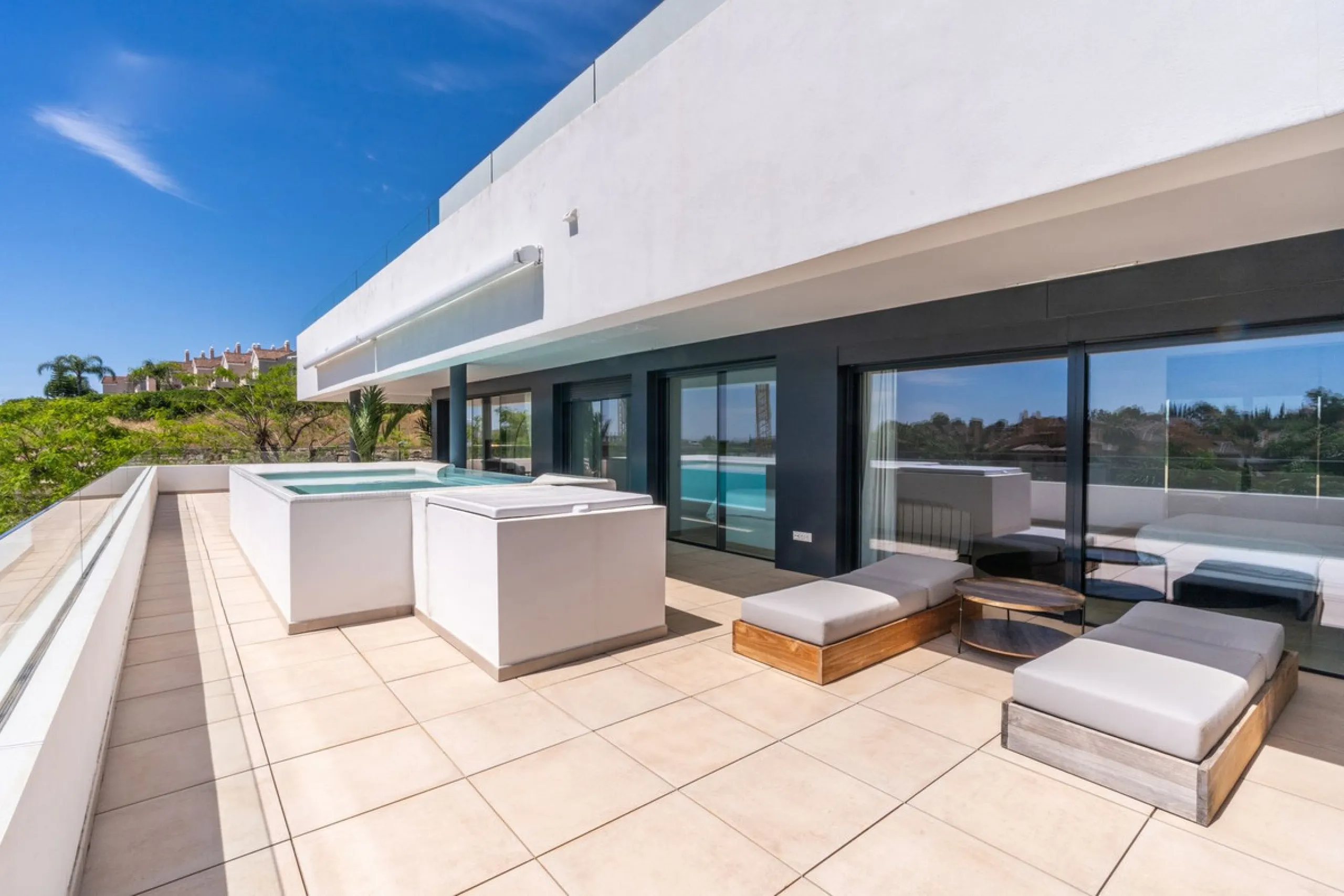Luxurious apartment in El Campanario Hills, located in a gated community with just 29  units. The property  is near to prestigious golf courses and beaches, with easy access to Marbella and Estepona via the A7.