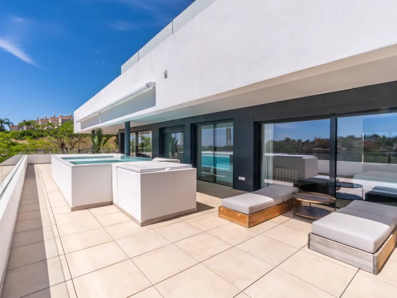 Luxurious apartment in El Campanario Hills, located in a gated community with just 29  units. The property  is near to prestigious golf courses and beaches, with easy access to Marbella and Estepona via the A7.