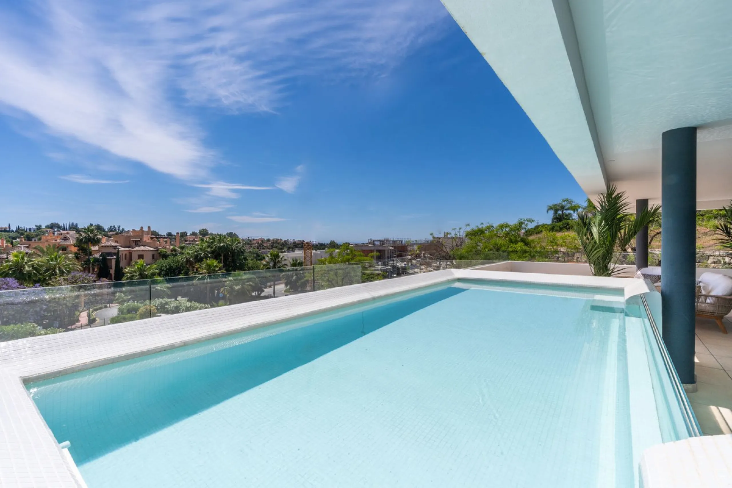 Luxurious apartment in El Campanario Hills, located in a gated community with just 29  units. The property  is near to prestigious golf courses and beaches, with easy access to Marbella and Estepona via the A7.