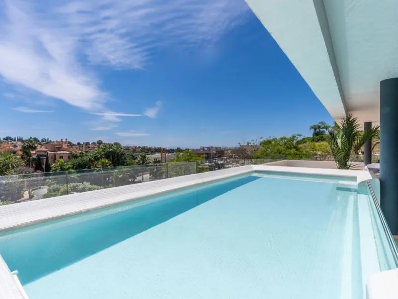 Luxurious apartment in El Campanario Hills, located in a gated community with just 29  units. The property  is near to prestigious golf courses and beaches, with easy access to Marbella and Estepona via the A7.