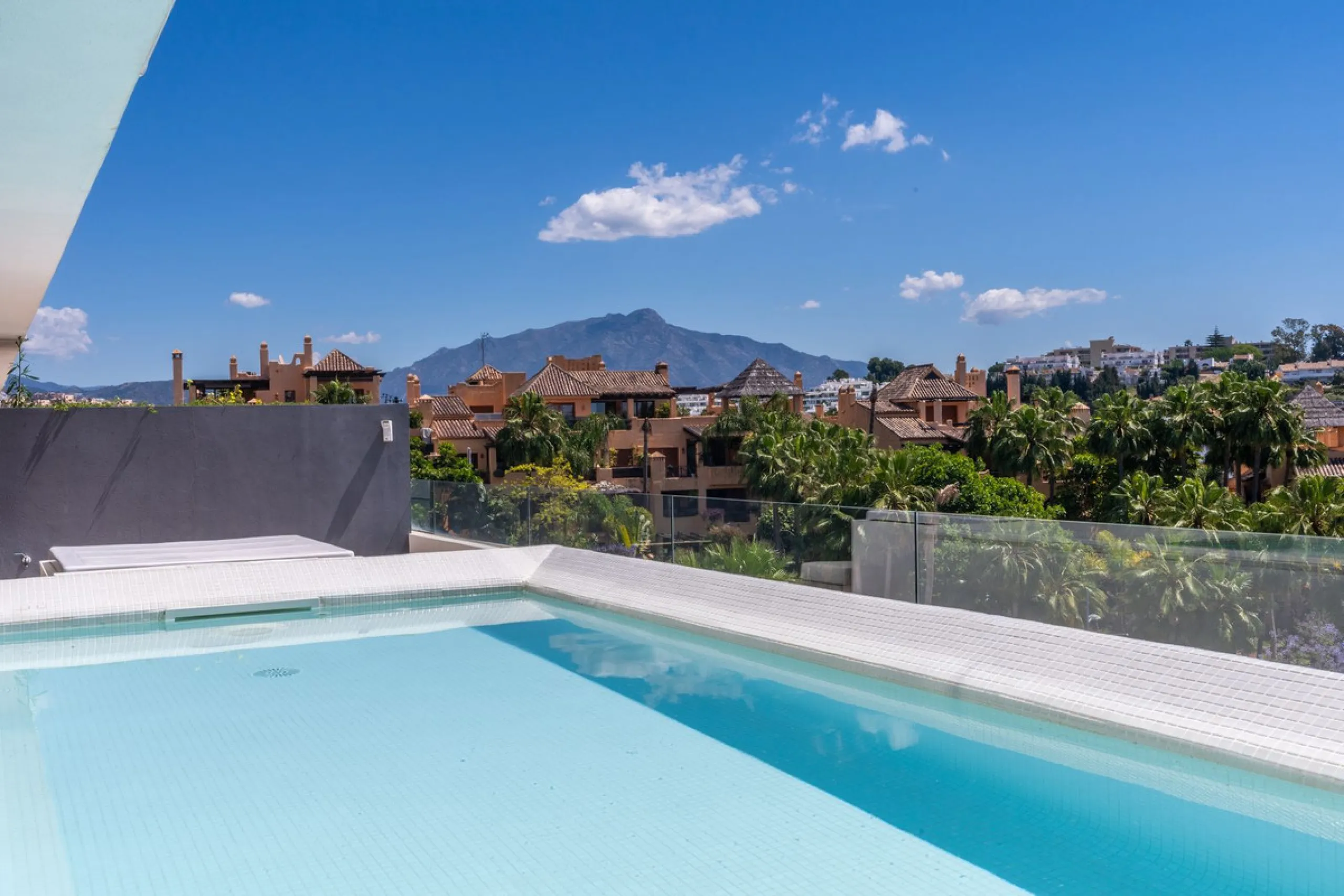 Luxurious apartment in El Campanario Hills, located in a gated community with just 29  units. The property  is near to prestigious golf courses and beaches, with easy access to Marbella and Estepona via the A7.