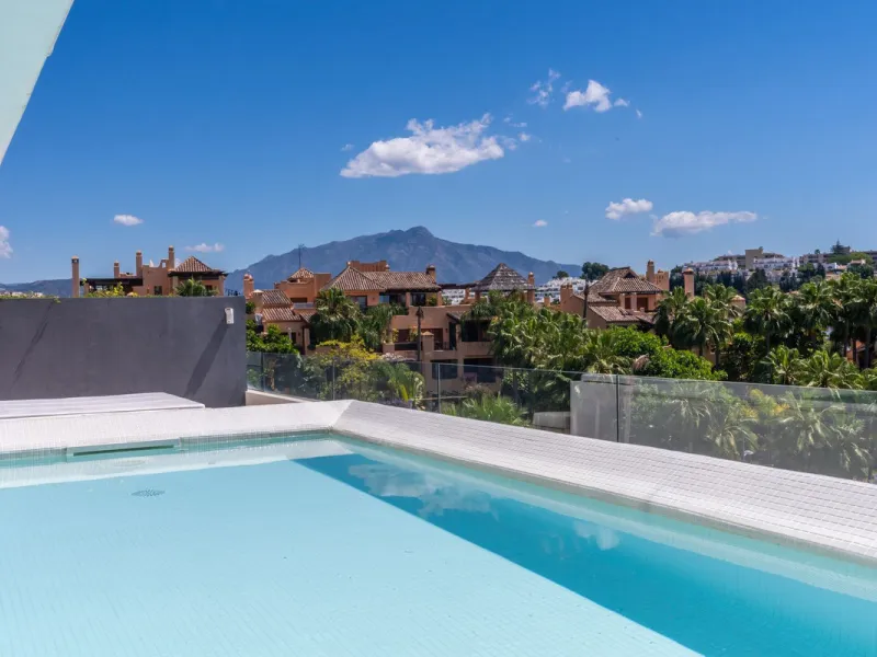 Luxurious apartment in El Campanario Hills, located in a gated community with just 29  units. The property  is near to prestigious golf courses and beaches, with easy access to Marbella and Estepona via the A7.