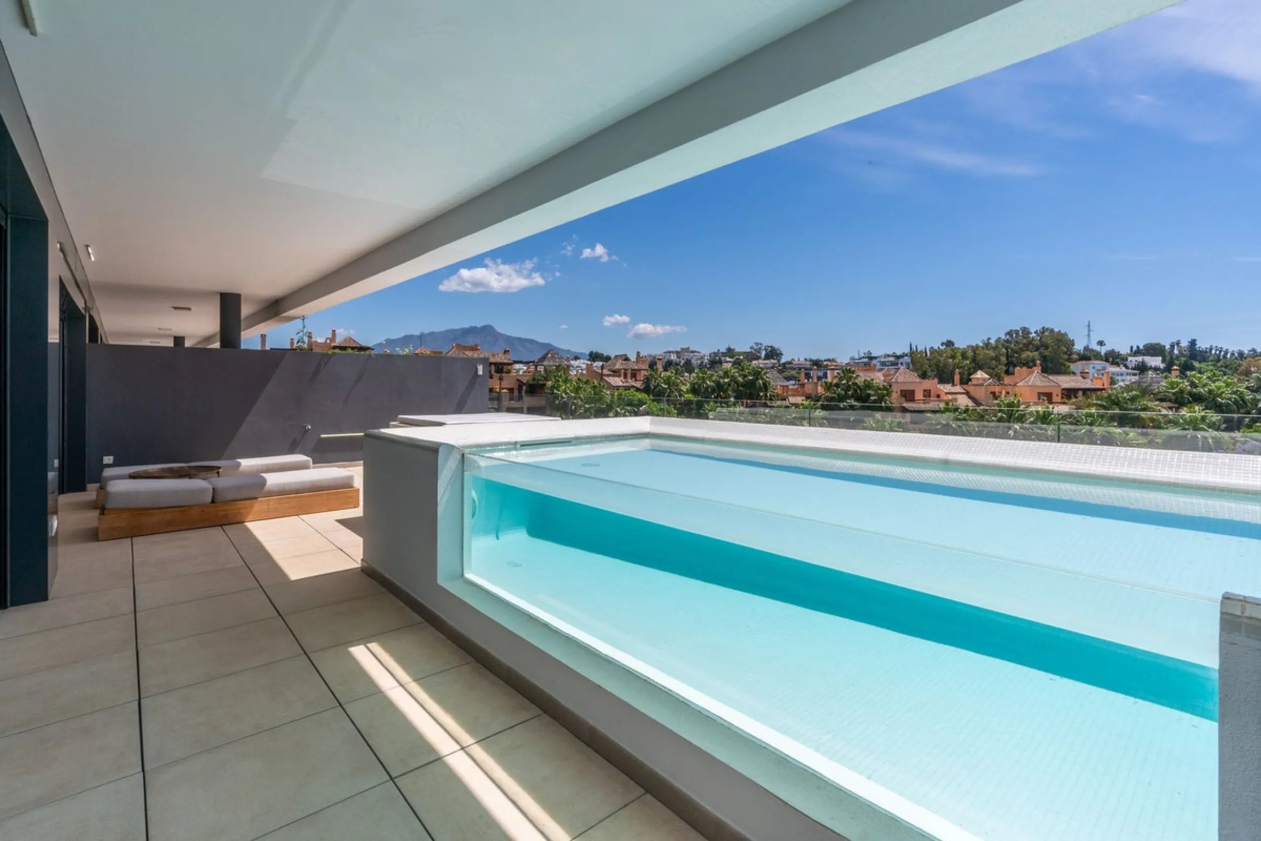 Luxurious apartment in El Campanario Hills, located in a gated community with just 29  units. The property  is near to prestigious golf courses and beaches, with easy access to Marbella and Estepona via the A7.