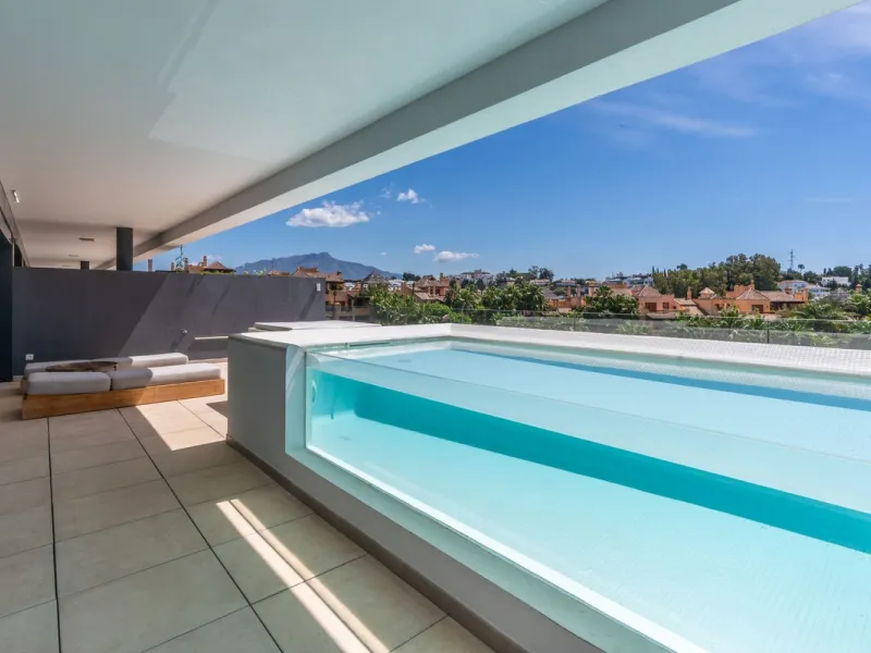 Luxurious apartment in El Campanario Hills, located in a gated community with just 29  units. The property  is near to prestigious golf courses and beaches, with easy access to Marbella and Estepona via the A7.