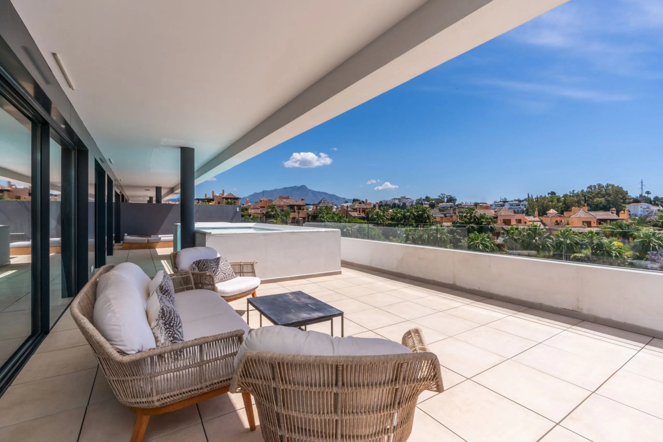 Luxurious apartment in El Campanario Hills, located in a gated community with just 29  units. The property  is near to prestigious golf courses and beaches, with easy access to Marbella and Estepona via the A7.