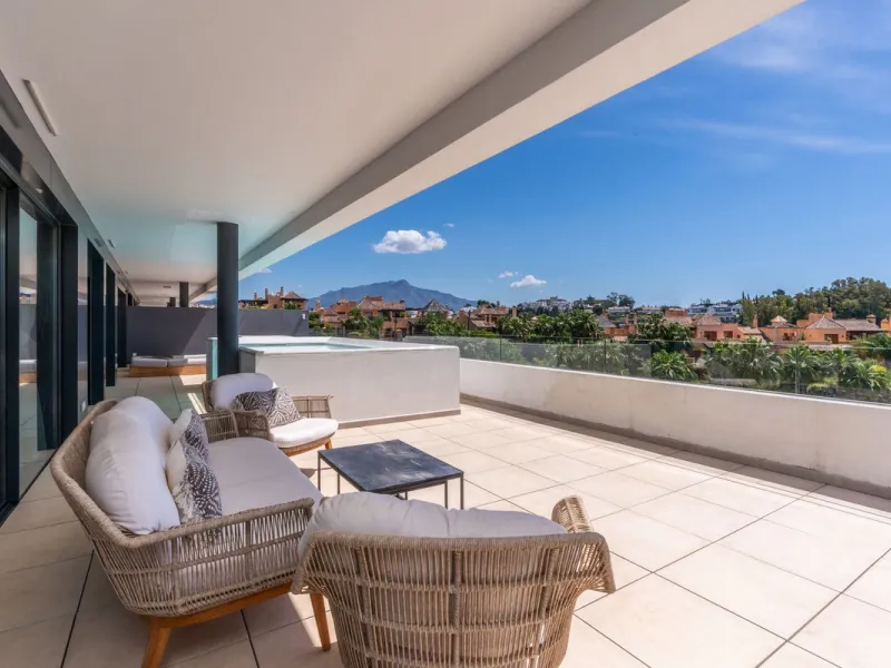 Luxurious apartment in El Campanario Hills, located in a gated community with just 29  units. The property  is near to prestigious golf courses and beaches, with easy access to Marbella and Estepona via the A7.