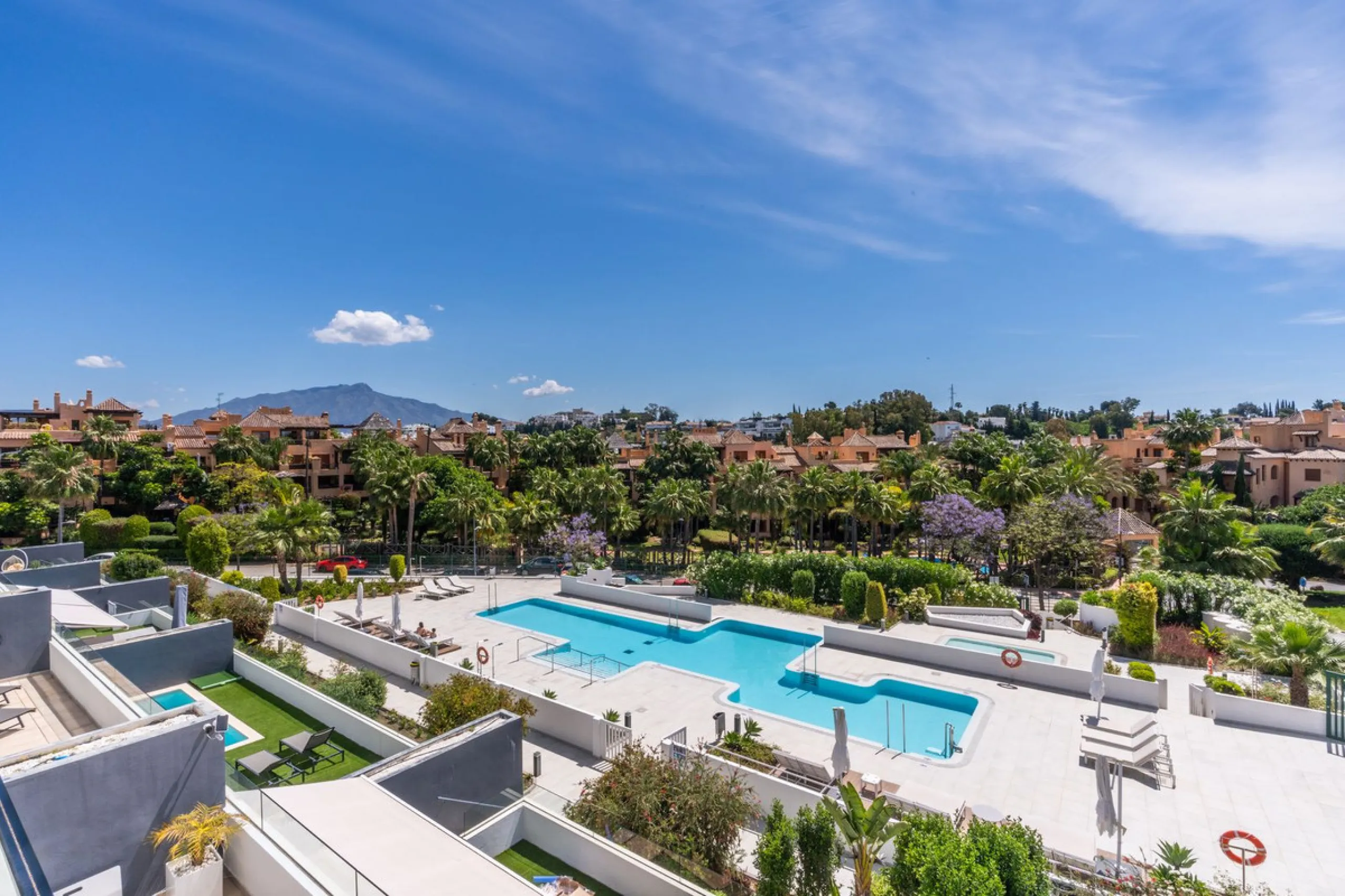 Luxurious apartment in El Campanario Hills, located in a gated community with just 29  units. The property  is near to prestigious golf courses and beaches, with easy access to Marbella and Estepona via the A7.