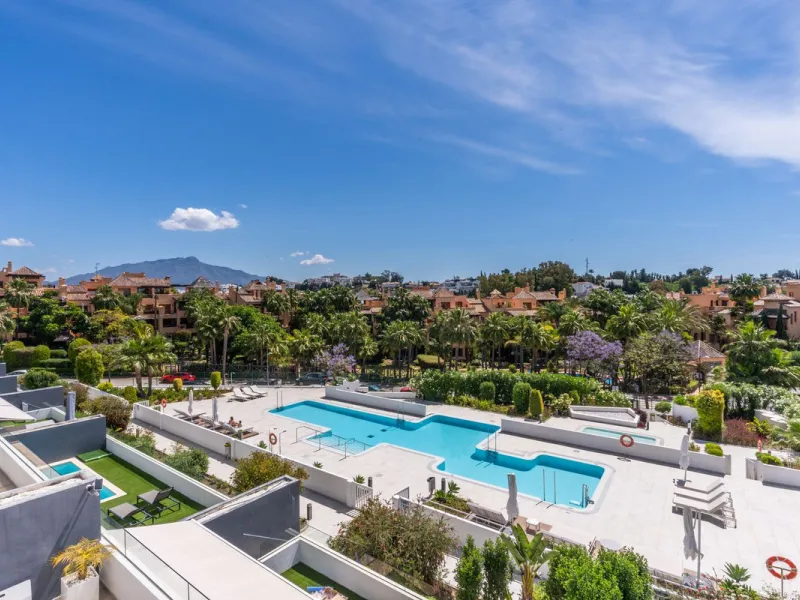 Luxurious apartment in El Campanario Hills, located in a gated community with just 29  units. The property  is near to prestigious golf courses and beaches, with easy access to Marbella and Estepona via the A7.