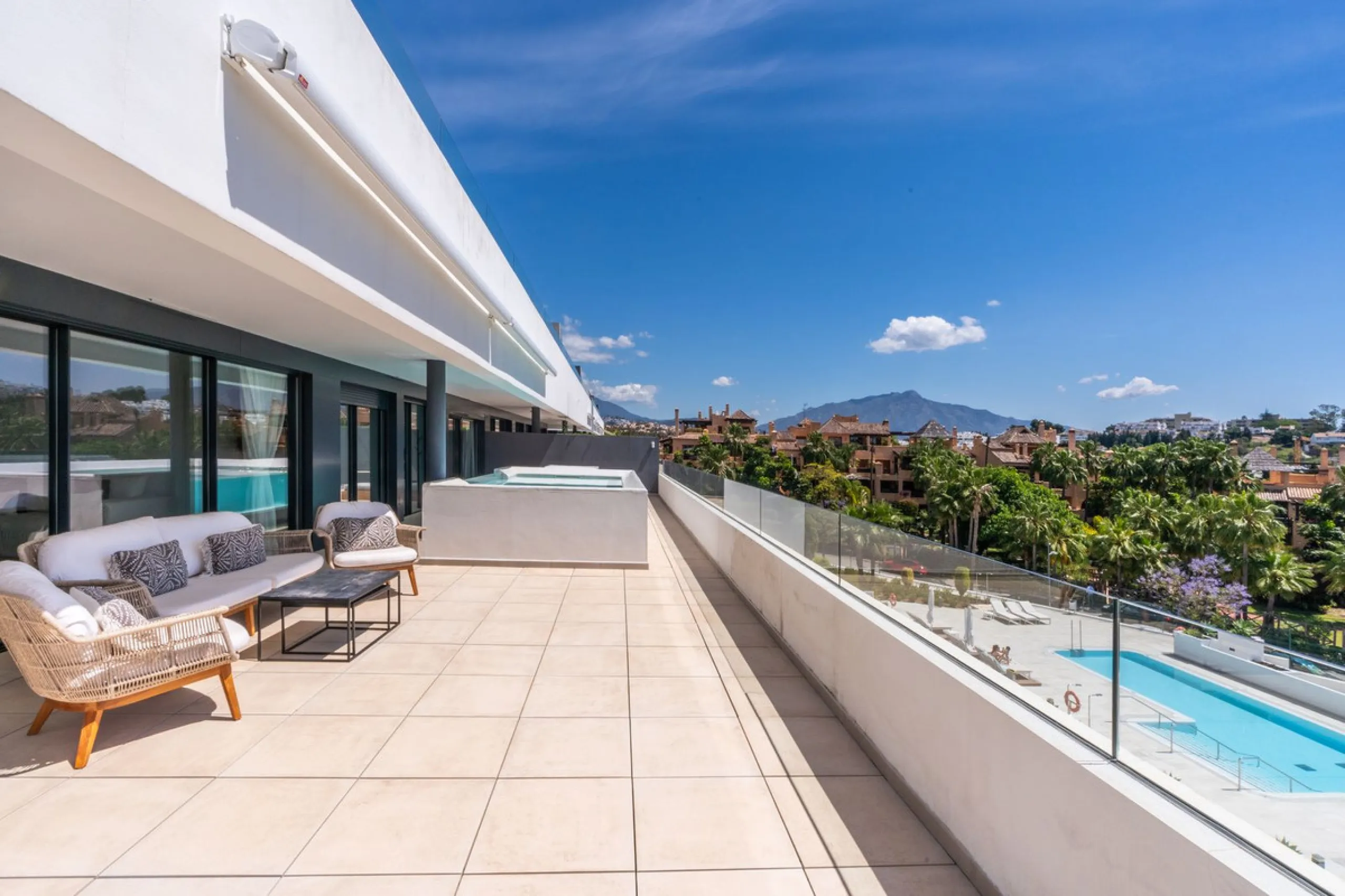 Luxurious apartment in El Campanario Hills, located in a gated community with just 29  units. The property  is near to prestigious golf courses and beaches, with easy access to Marbella and Estepona via the A7.