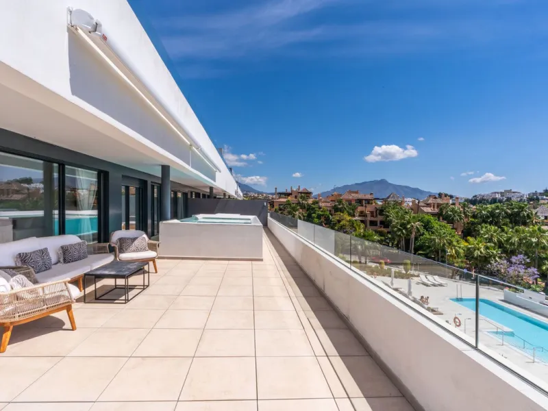 Luxurious apartment in El Campanario Hills, located in a gated community with just 29  units. The property  is near to prestigious golf courses and beaches, with easy access to Marbella and Estepona via the A7.
